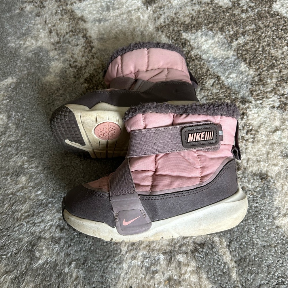 Nike girls toddler shoe boots size 10 gray pink used good condition